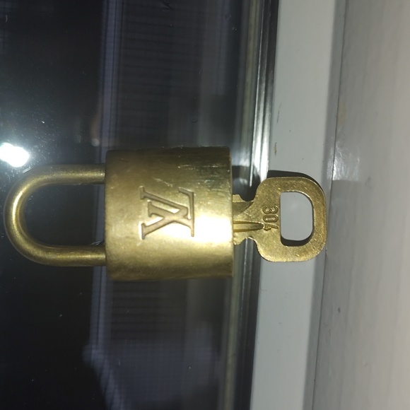 Authentic Louis Vuitton Lock & Key # 304 - Picture 3 of 9